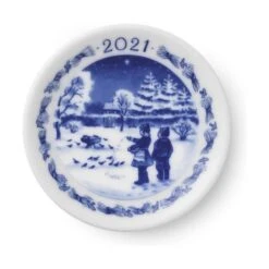 Royal Copenhagen Juleplakette 2021 - Fuglene Fodres